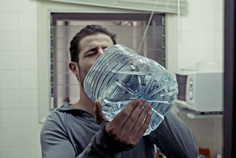 Consumo de agua para evitar el dolor de cabeza.