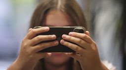 Estos son los países que ya limitaron el uso de redes sociales en niños y jóvenes