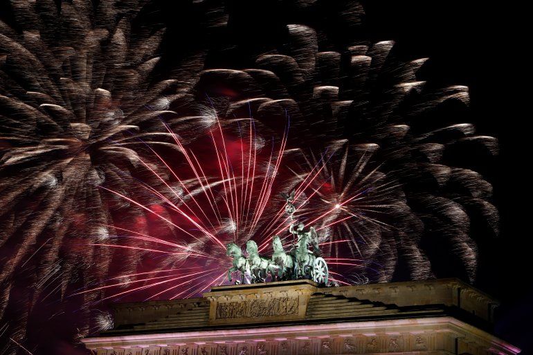 En Berl&iacute;n, Alemania, los festejos oficiales se realizaron frente a la Puerta de Brandenburgo (REUTERS Michele Tantussi)