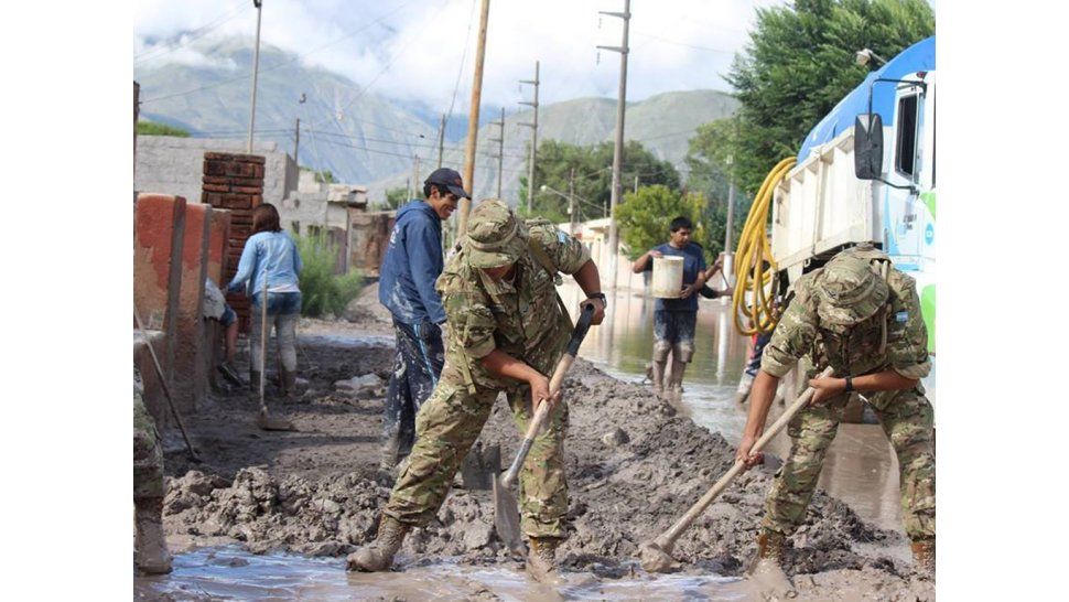 Ejército trabajando en Volcán
