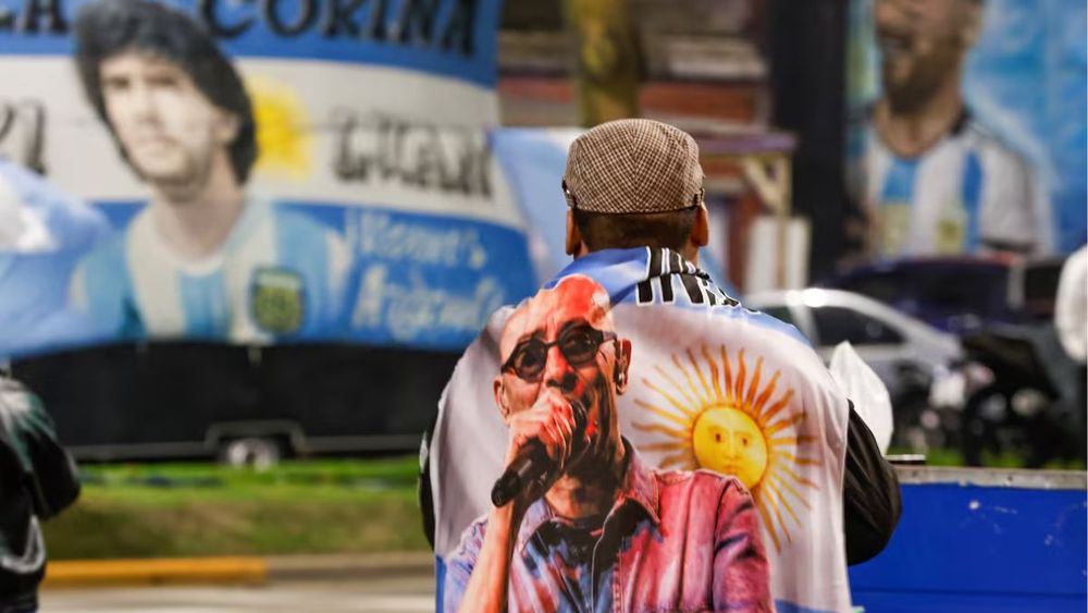 Entre banderas argentinas y el Indio plasmado en ellas. Entre banderas argentinas y el Indio plasmado en ellas.