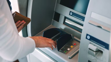 Los bancos aumentarán el costo de retiro en efectivo en cajeros automáticos.&nbsp;