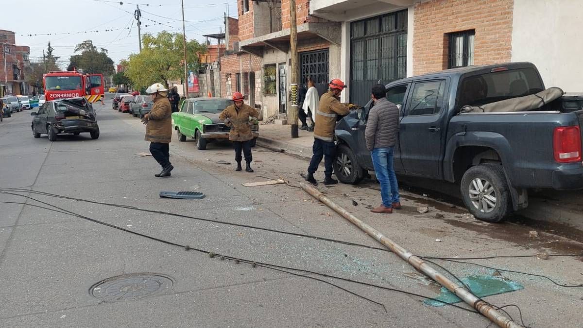 dos vehiculos protagonizaron un choque y derribaron el tendido electrico