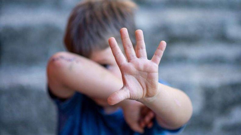 Maltrato infantil hacia niños, niñas y adolescentes.