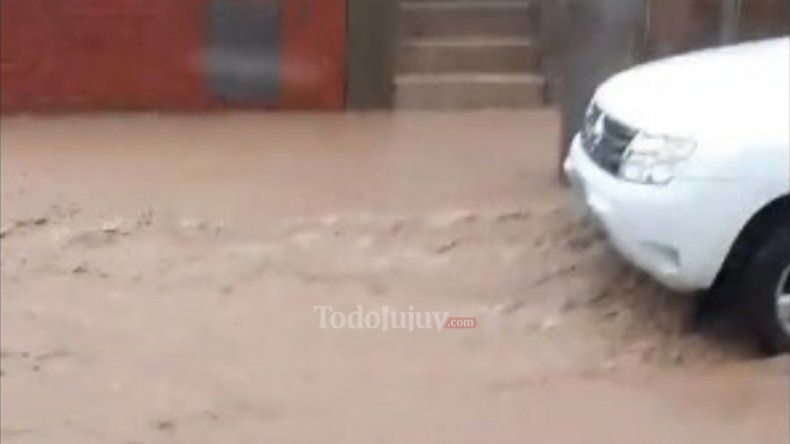 Se volvía en bici, lo agarró la tormenta, un colectivero se apiadó y lo dejó subir