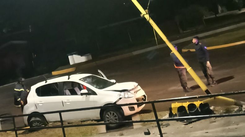 San Pedro: auto chocó estructura de alumbrado y semáforo