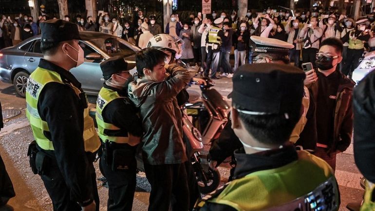 Cientos de agentes de policía y decenas de vehículos aún patrullan las calles de Shanghai y otras grandes ciudades para disuadir las protestas. 