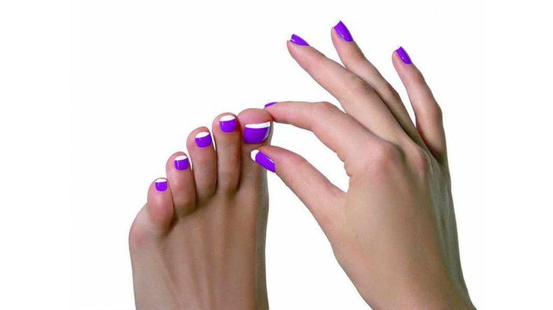 Uñas de manos y pies pintadas