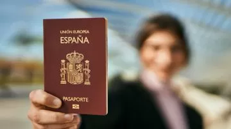 El Ministerio de Vivienda informó de que la compra de viviendas por extranjeros había aumentado considerablemente en los últimos trimestres del año 2023. De hecho, en ciudades de relevancia como Marbella o Barcelona, las adquisiciones de viviendas ligadas a inversiones previstas en la Ley 14/2013 llegaron a representar hasta el 7,1% (Marbella) y el 5,3% (Barcelona) del total de las compraventas de vivienda en un mismo año.