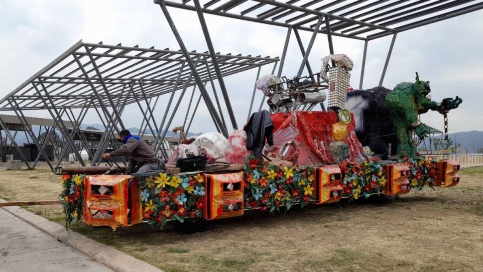 Fiesta Nacional de los Estudiantes: Trasladan la carroza de la EET de Maimará desde Ciudad Cultural
