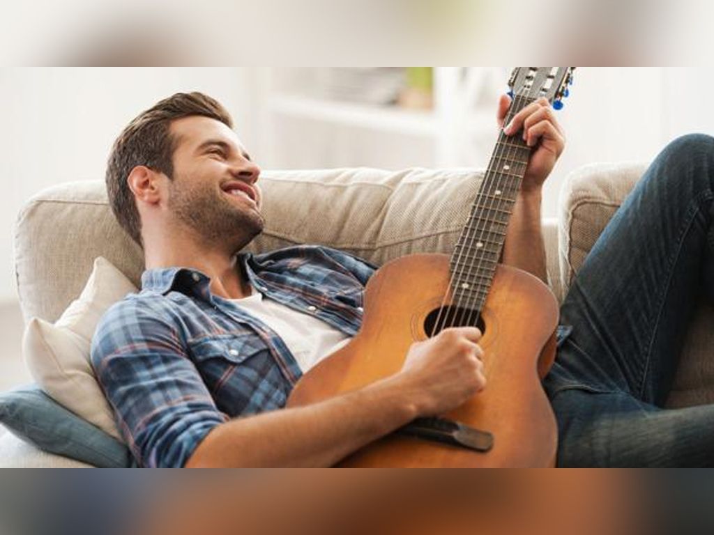 Hombres que tocan la guitarra son irresi