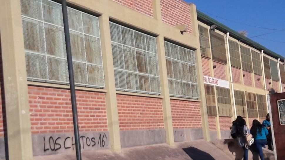 Alumnos no quieren entrar a clases por presencia de ratas en el colegio