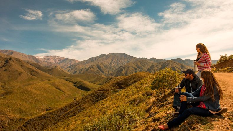 Un pueblo low cost en La Rioja que ofrece vino, lagunas y paisajes de montaña.