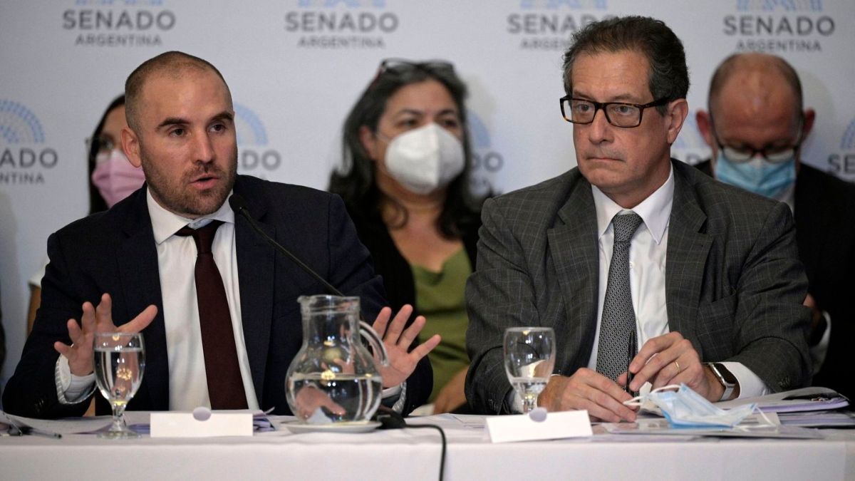 Lanzaron nuevas medidas para evitar una mayor salida de dólares por importaciones.