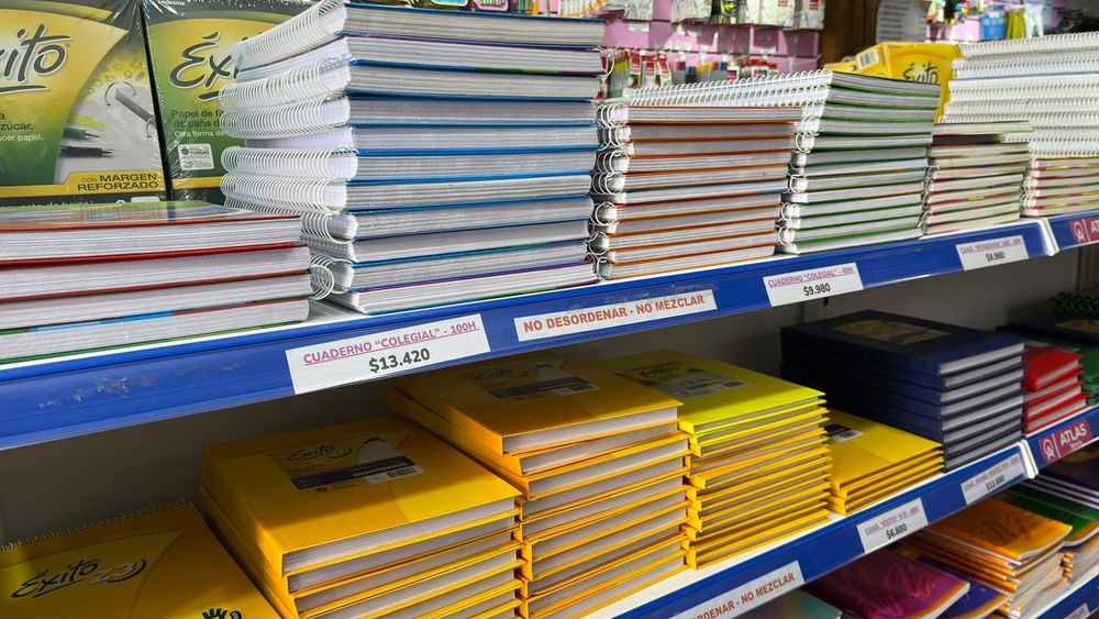 La gente ya compra útiles escolares.