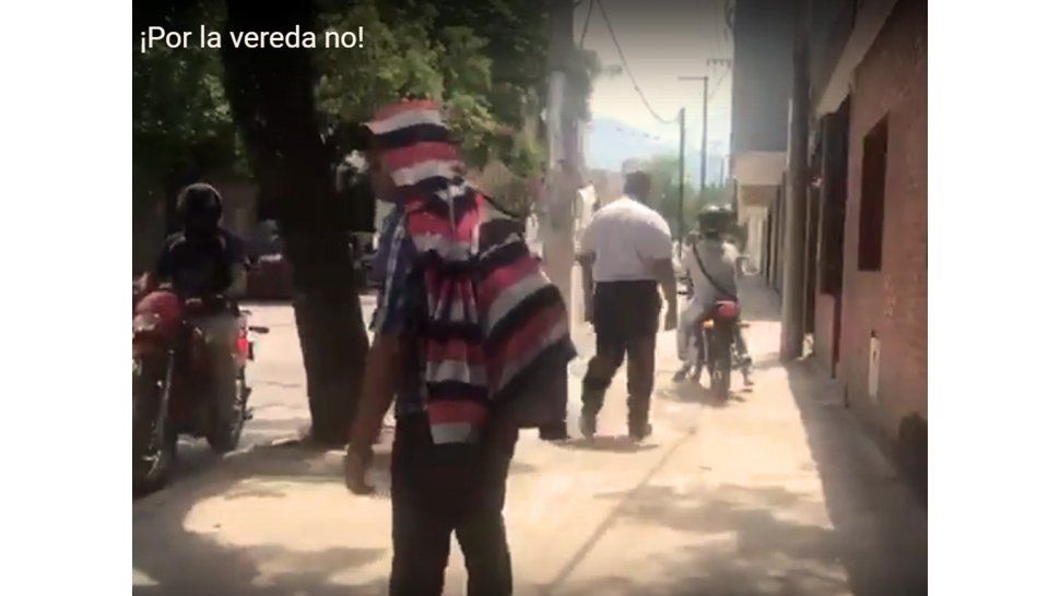 ¡Por la vereda no!