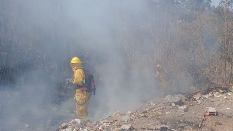 Vecinos siguen quemando basura a pesar de la alerta extrema Vecinos siguen quemando basura a pesar de la alerta extrema