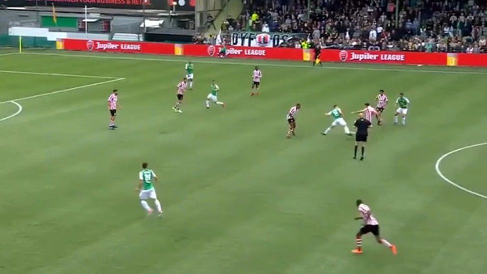 El gol en contra más increíble: intentó despejar a 40 metros de su arco