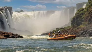 Murió un turista neerlandés tras el vuelco de un barco en las Cataratas del Iguazú.