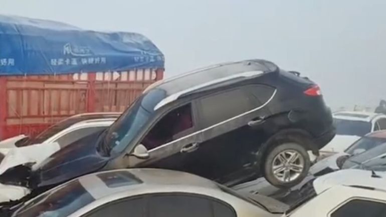 A causa de una espesa neblina, más de 200 vehículos chocaron entre sí causando una fuerte carambola en Henan, China. 