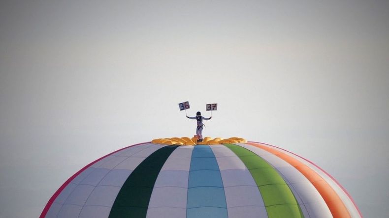 Remi Ouvrard rompe el récord mundial por estar parado sobre un globo aerostático&nbsp;