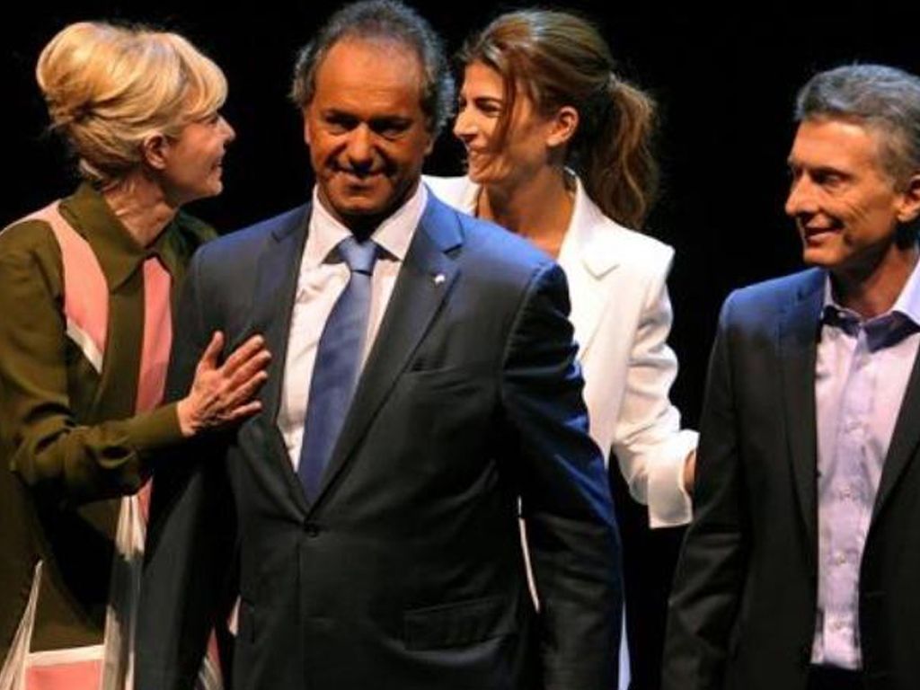 Scioli y Macri con sus esposas