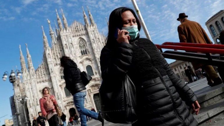 Una mujer con barbijo en la plaza del Duomo, en Mil&aacute;n. El norte de Italia es la zona m&aacute;s afectada del pa&iacute;s, donde cerraron escuelas y universidades.&nbsp;