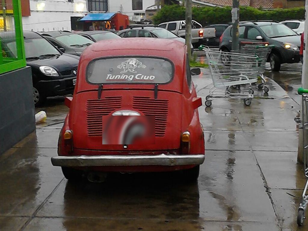 auto mal estacionado