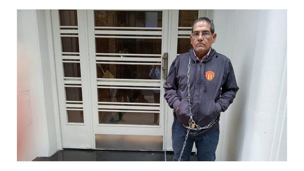 El vicepresidente de Sarmiento se encadenó en la puerta de la AFA