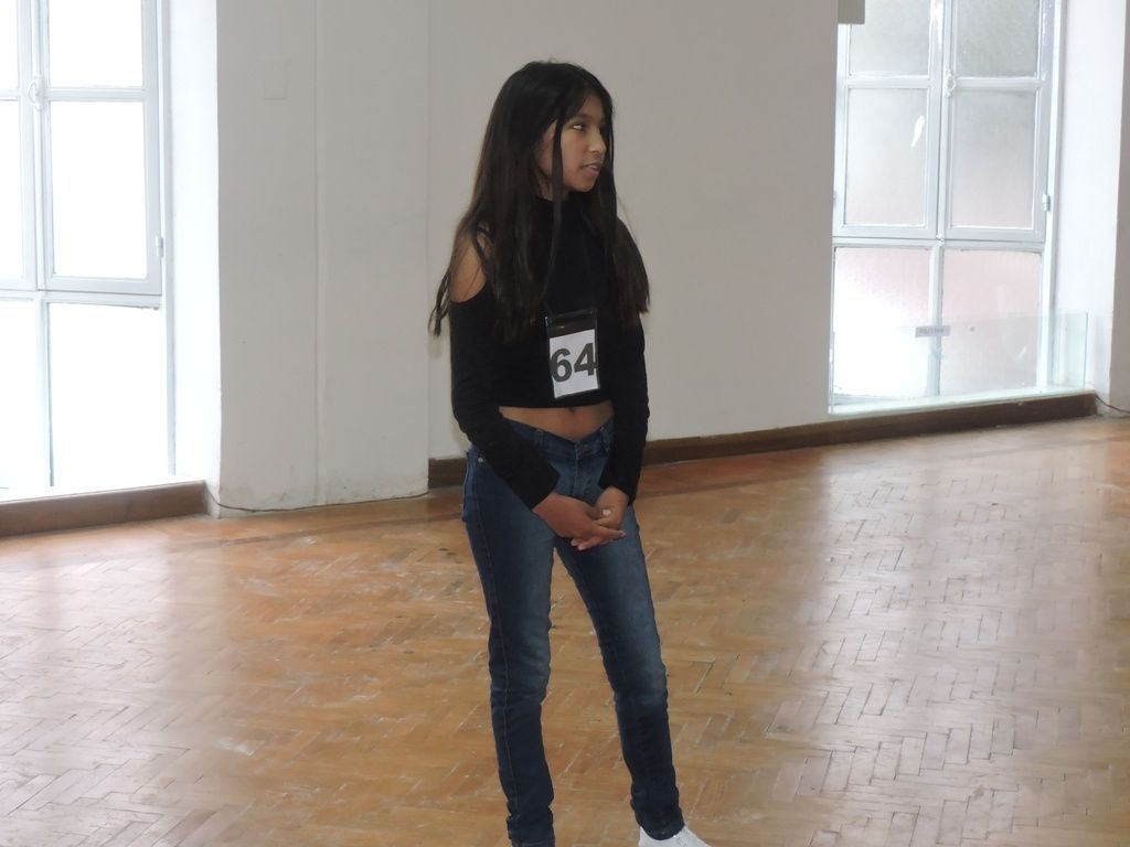 Una joven cantó para el jurado