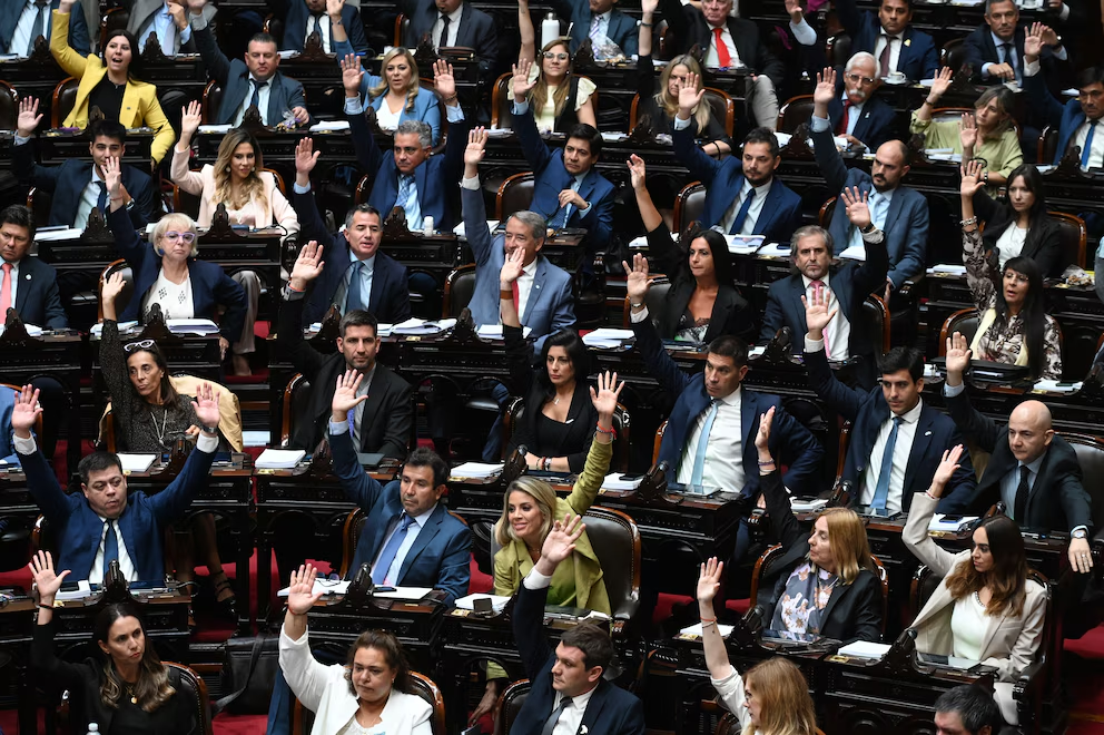 debate por la reforma laboral en diputados: intentaron frenar la sesion, pero no aceptaron