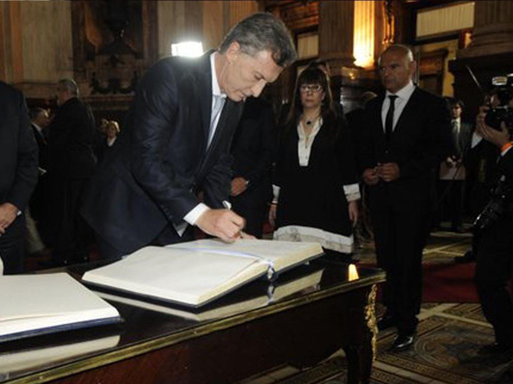 Macri firmando
