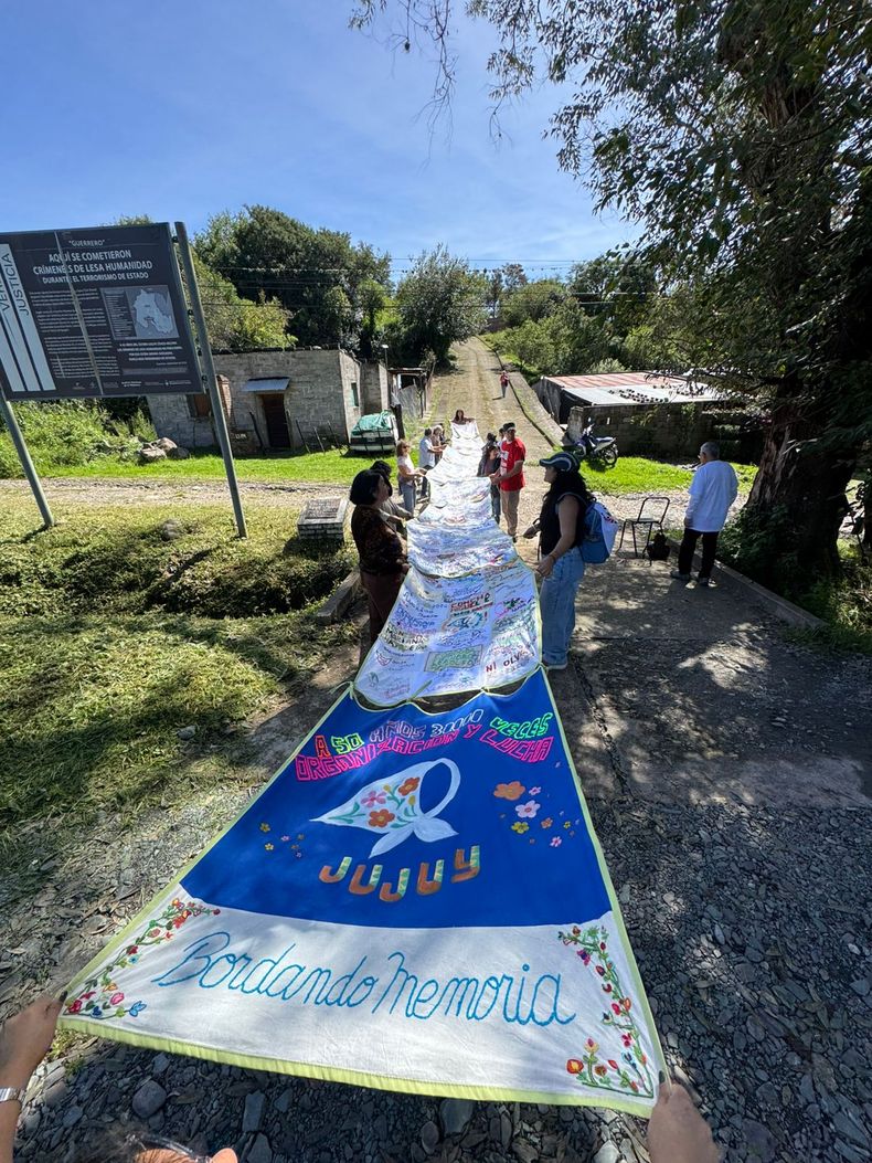 En guerrero marcharon con la bandera que lleva los nombres bordados de personas desaparecidas en Jujuy En guerrero marcharon con la bandera que lleva los nombres bordados de personas desaparecidas en Jujuy