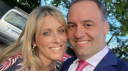 Manuel Adorni y su esposa.