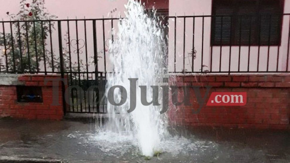 Ciudad de Nieva: se rompió un caño y la vereda parecía una fuente de agua