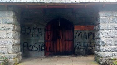 Mapuches pintaron y prendieron fuego una capilla en Villa La Angostura.&nbsp;