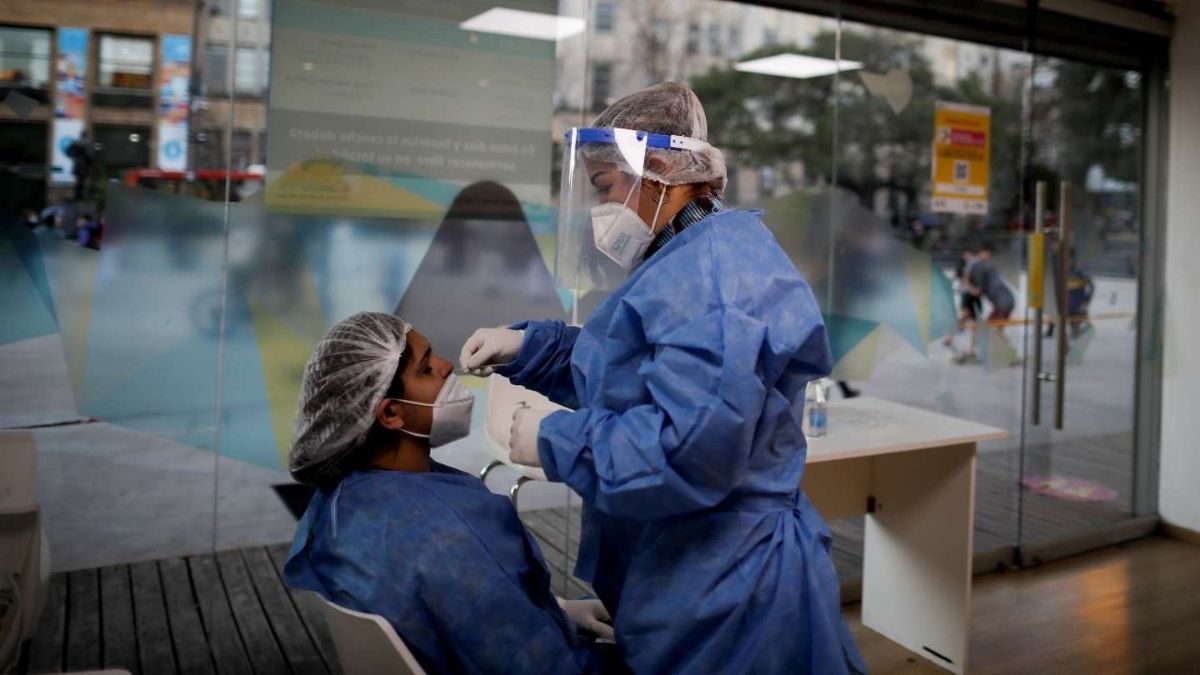 Una enfermera testea a otra en la Ciudad de Buenos Aires. /Foto: AP/Natacha Pisarenko