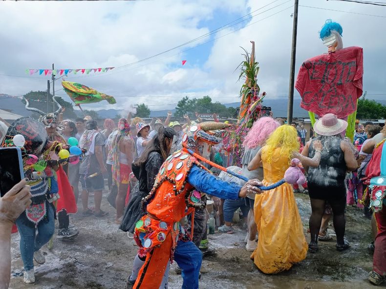 Carnaval de Flores a pleno en barrio El Chingo