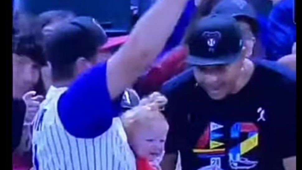 Un hombre logró capturar una pelota perdida del juego sin soltar su hija ni la cerveza.