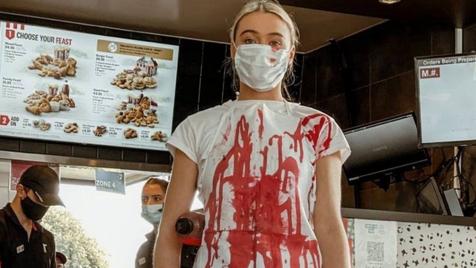 &nbsp;Una activista vegana ingresó en compañía de su grupo de manifestantes a un local de la cadena&nbsp;KFC&nbsp;en&nbsp;Australia,&nbsp;y generó&nbsp;polémica.
