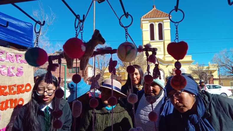 Exposición invernal en Abra Pampa por artesanas de la Puna