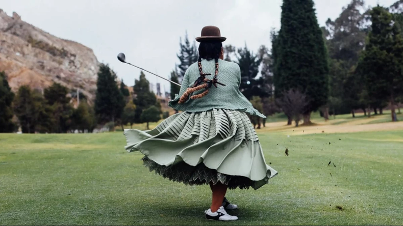 Cholitas practican golf | Fotografía: Michael Dunn / The Guardian