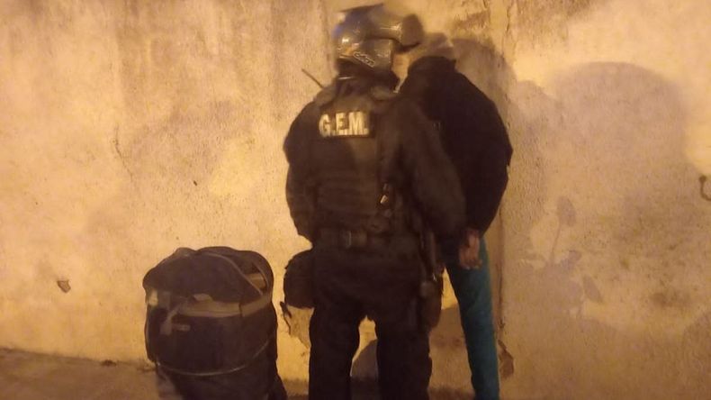 Detenido con 35 pares de zapatos 2.jpg