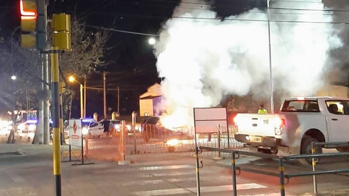 alarma en avenida bolivia: un auto se prendio fuego