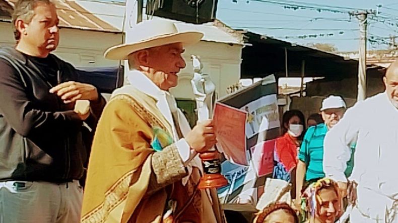 Rolando Zenarruza en San Antonio, con su estatuilla de los premios San Salvador.&nbsp;/Foto: Facebook Ballet Juventud Prolongada