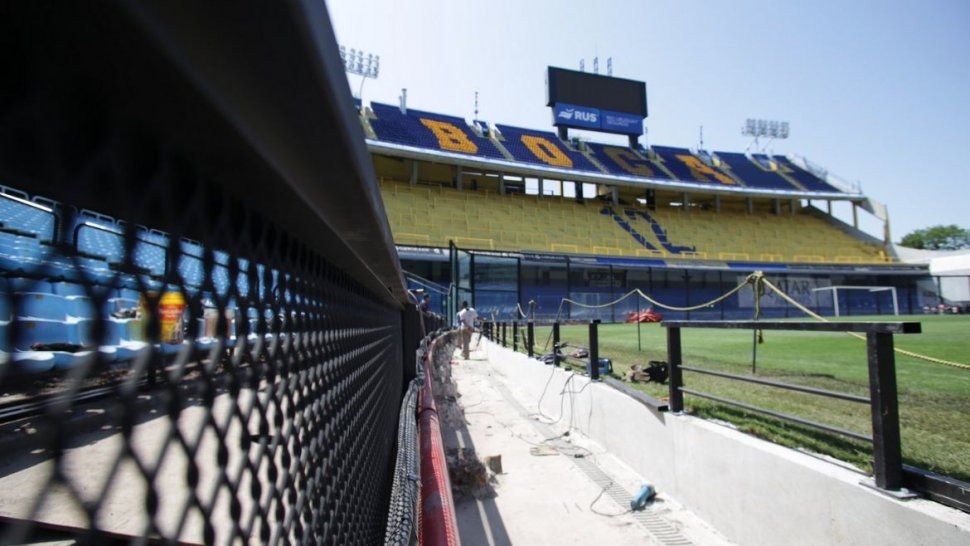 Sin barreras. As&iacute; qued&oacute; la Bombonera despu&eacute;s de que retiraran las placas de acr&iacute;lico que separaban las tribunas del campo.&nbsp;