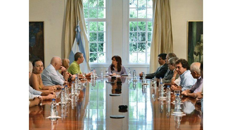 Cristina junto a familiares de la AMIA