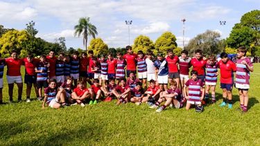 El Jockey Clyb y Suri Rugby Club posan juntos en un torneo en Tucumán.