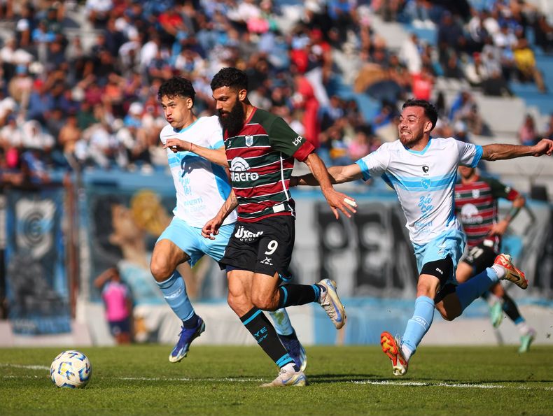 El choque entre Gimnasia de Jujuy y Defensores Unidos deZárate corresponde a la 23 fecha de la Primera Nacional, y se disputó estedomingo desde las 16 horas en el estadio 23 de Agosto con el arbitraje deEduardo Lucero.