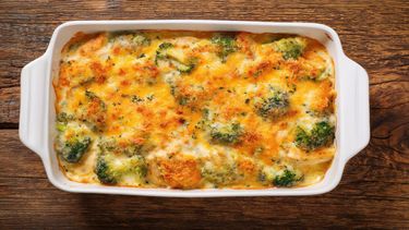 Pollo al horno con brócoli y queso.